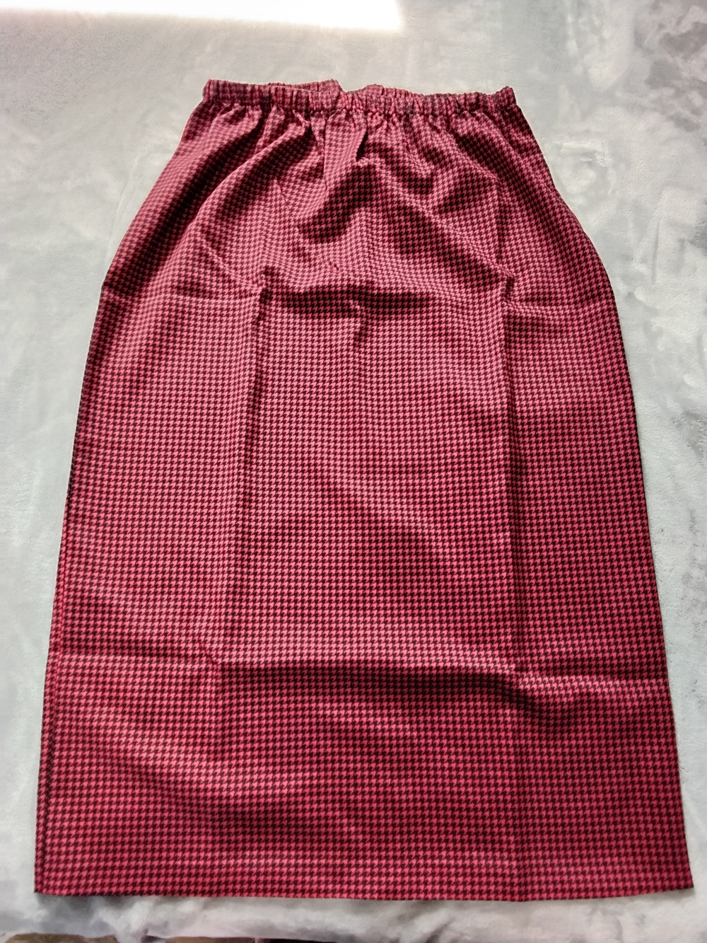 Midi Elastic-Waist Houndstooth Skirt in Burgundy